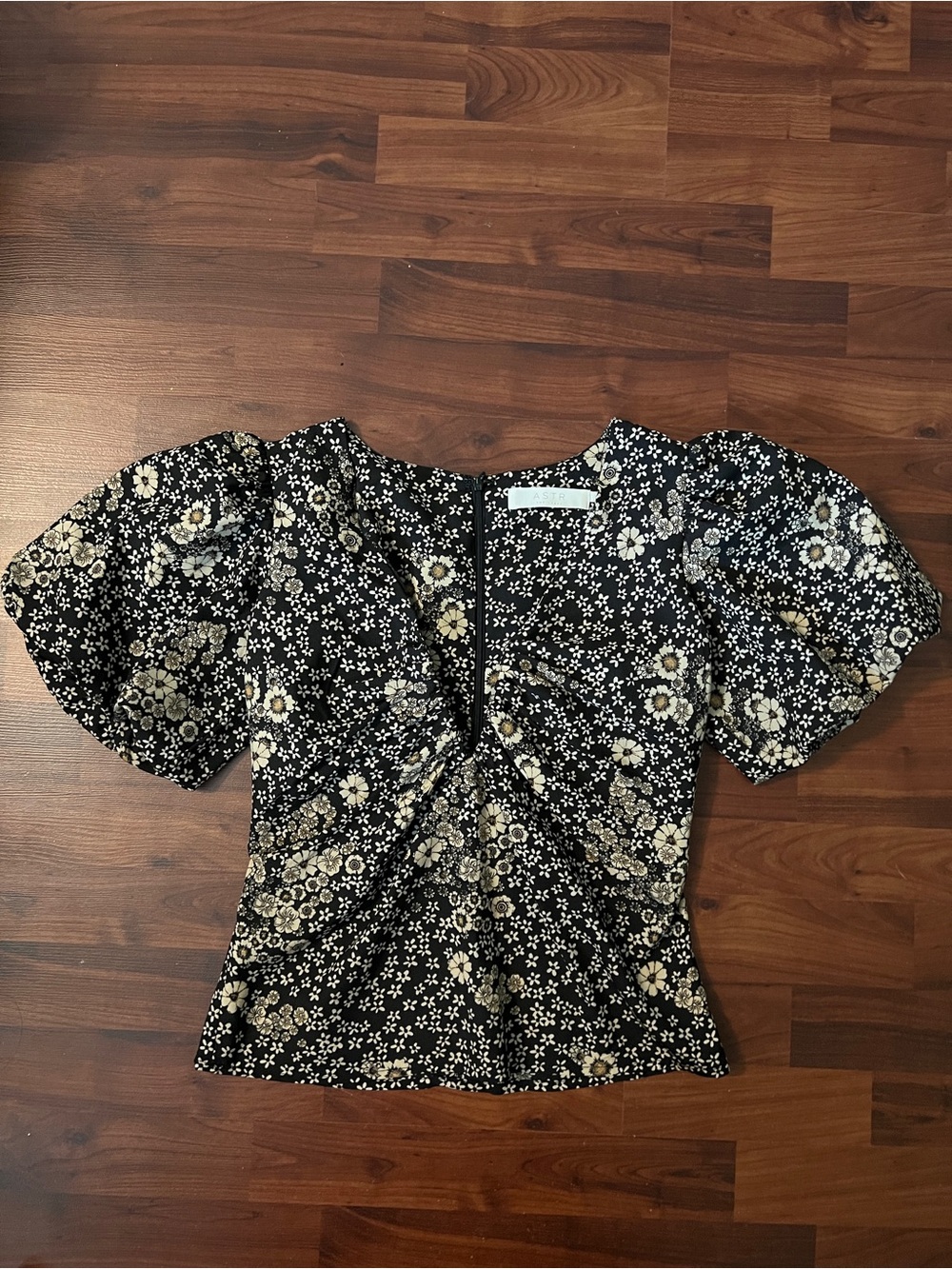 ASTR The Label Floral Puff-Sleeve Surplice V-Neck Peplum Blouse